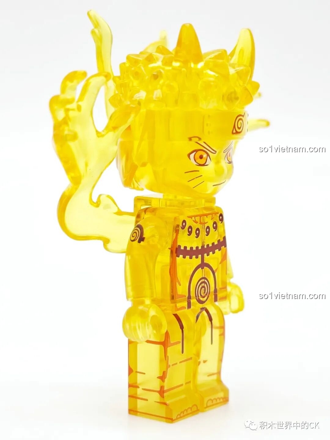 Góc nhìn nghiêng của minifigure Naruto Cửu Vĩ, cho thấy hiệu ứng chakra và các chi tiết in trên thân trong suốt.