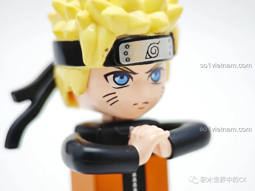 Minifigure Naruto đang trong tư thế kết ấn nhẫn thuật nhờ các khớp tay linh hoạt, một chi tiết độc đáo của bộ Qman 79001.