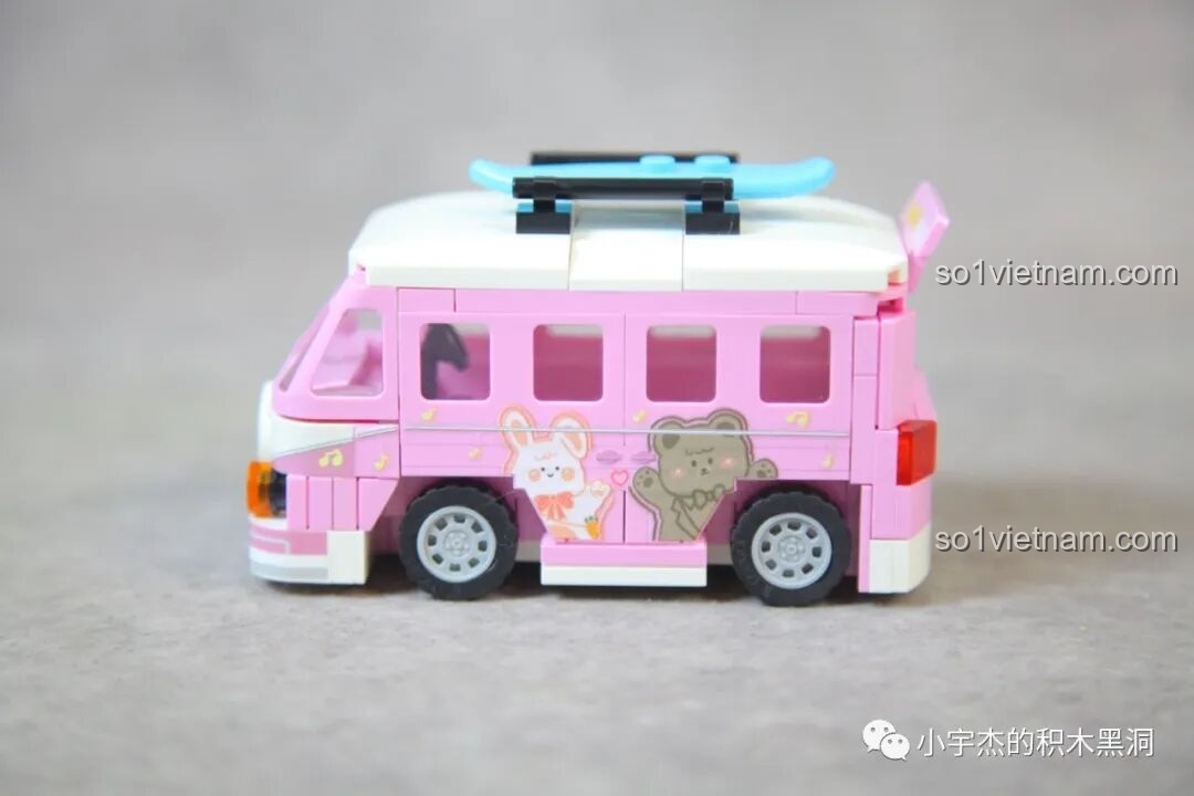 Mặt sau của minifigure nữ nghệ sĩ Sembo 714511, cho thấy chi tiết in trên lưng áo và mái tóc búi cao.