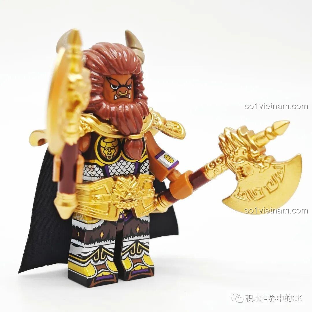 Góc nhìn chéo của minifigure Ngưu Ma Vương, khoe trọn bộ giáp vàng, khiên và rìu chiến.