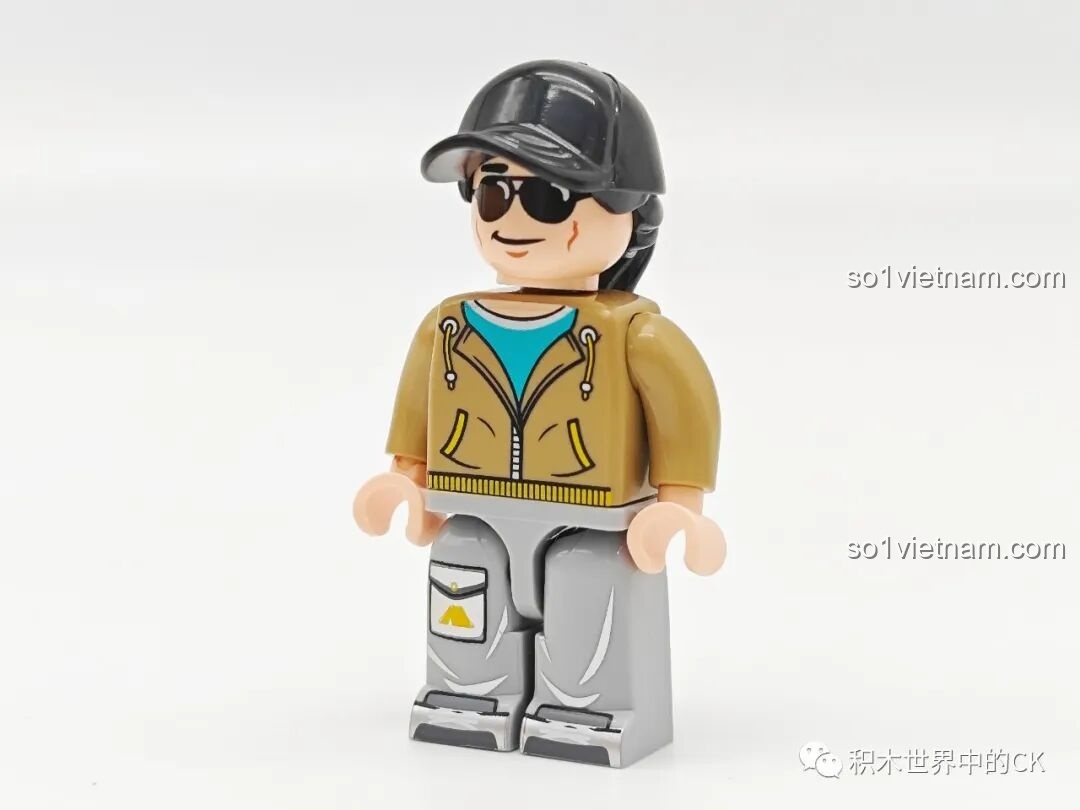 Cận cảnh minifigure Nhân vật dã ngoại trong bộ Sembo 714509, thiết kế ngầu với mũ và kính râm.