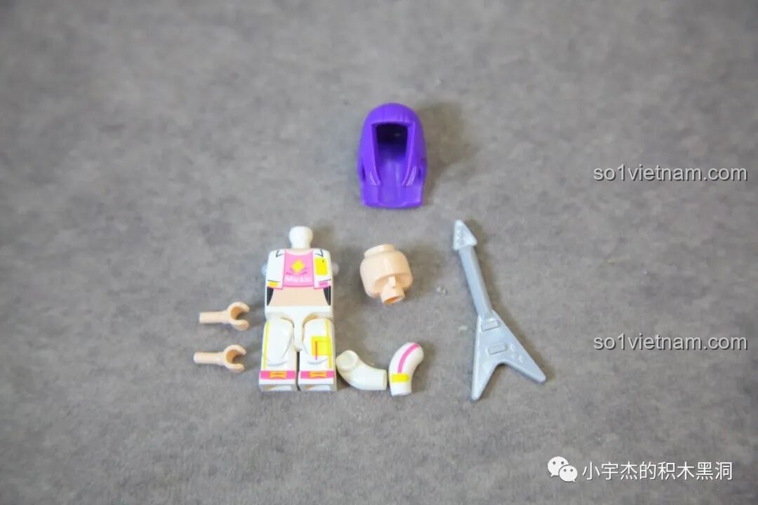 Các bộ phận của minifigure nữ rocker trong bộ Sembo 714508, bao gồm thân, tay, chân, đầu, tóc tím và cây đàn guitar.