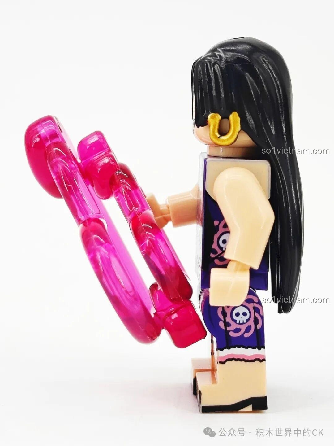Minifigure Nico Robin cầm cuốn sách