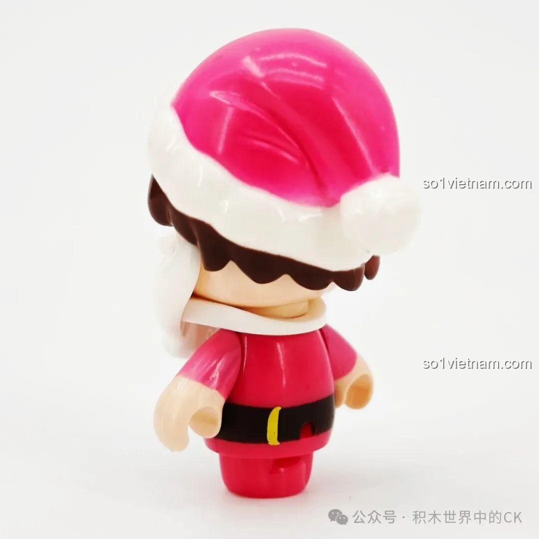Cận cảnh minifigure Ông Già Noel từ phía sau, chi tiết trang phục được làm rất tỉ mỉ trong bộ SEMBO 605042.