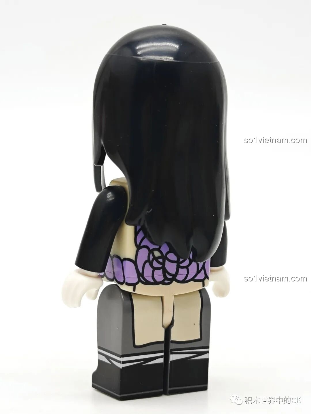 Mặt sau của minifigure Orochimaru, cho thấy chi tiết thắt lưng dây thừng màu tím và mái tóc đen dài, từ bộ Qman 79001.