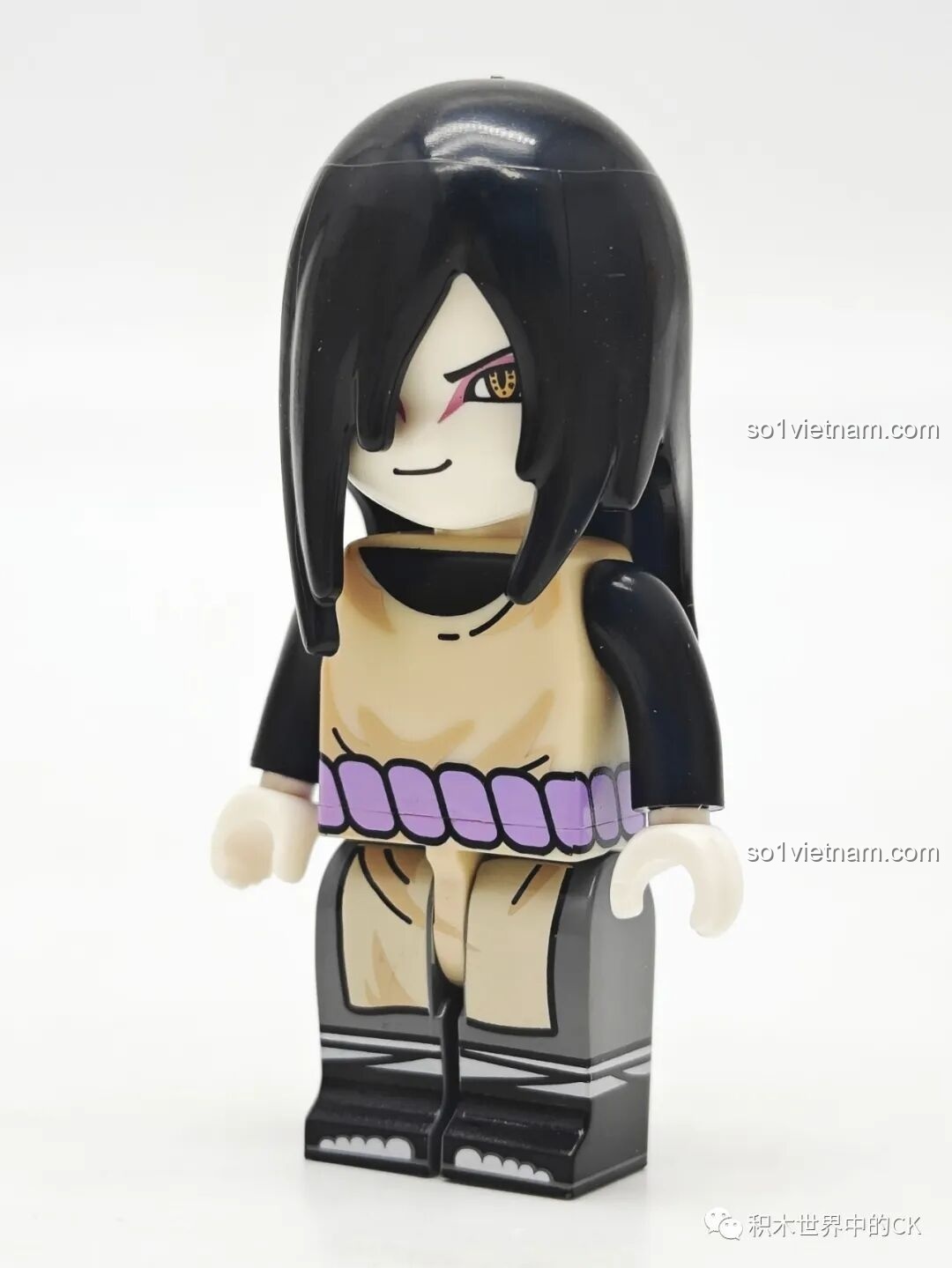 Minifigure Orochimaru hoàn chỉnh nhìn từ phía trước, với đôi mắt rắn và trang phục đặc trưng, thuộc bộ Qman 79001.