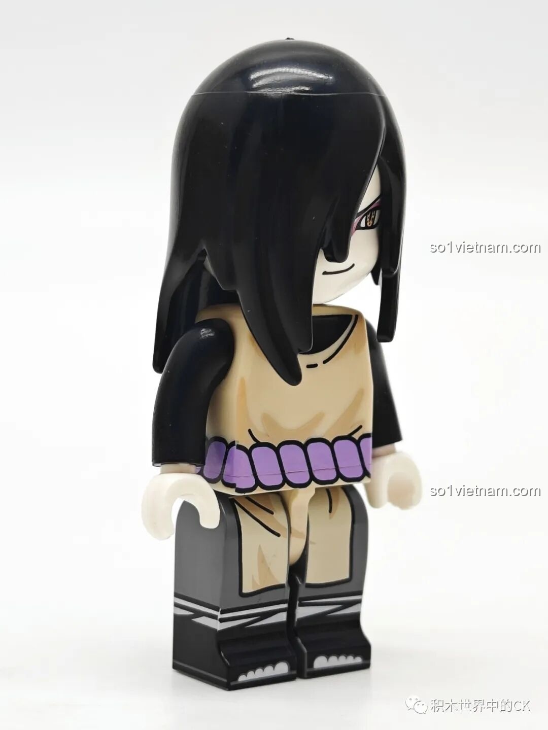Góc nhìn nghiêng của minifigure Orochimaru, thể hiện mái tóc đen dài và biểu cảm bí ẩn, sản phẩm của Qman 79001.