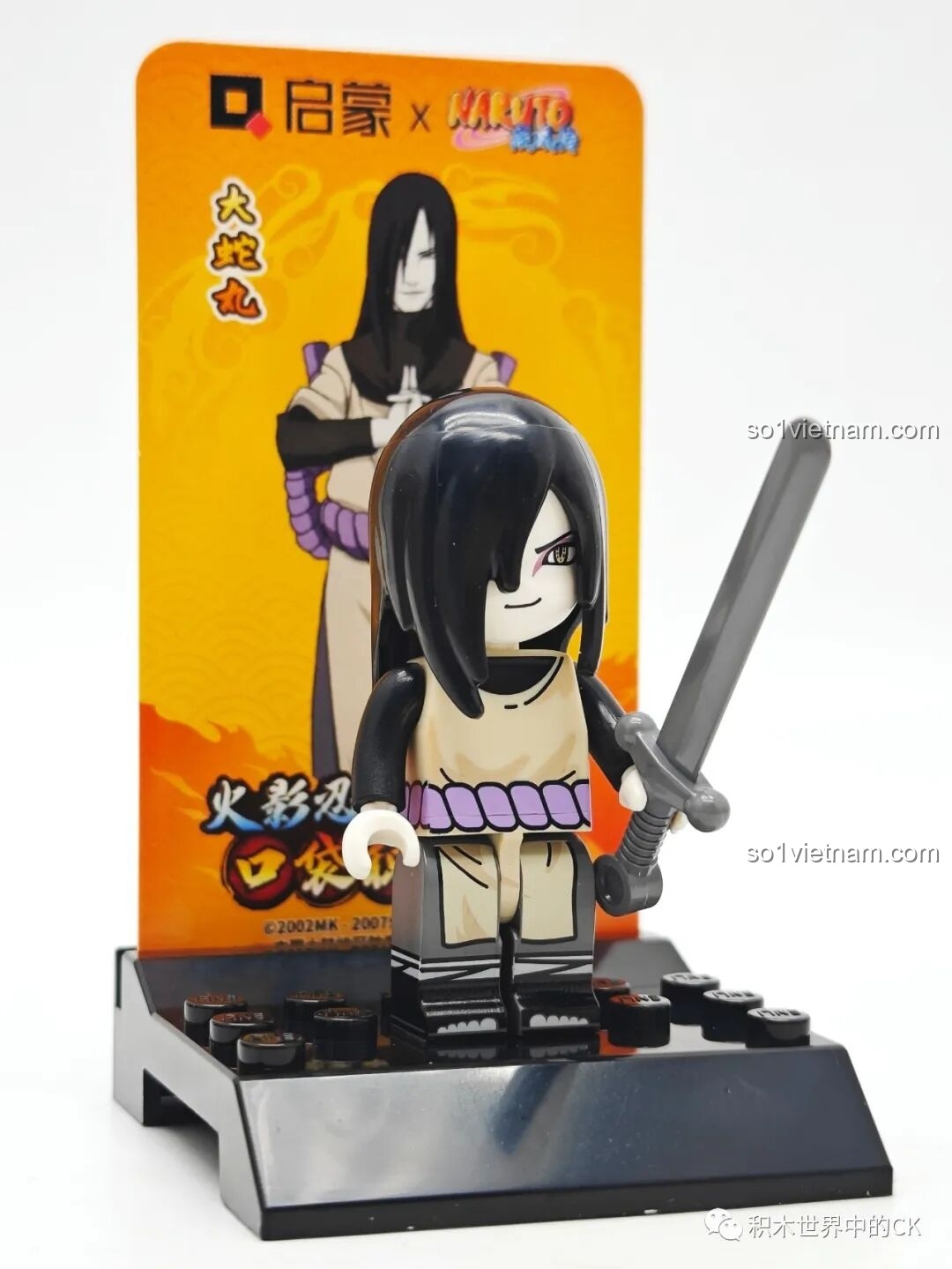 Minifigure Orochimaru cầm kiếm Kusanagi đứng trên đế trưng bày, một phần của bộ sưu tập minifigure Qman giá rẻ.