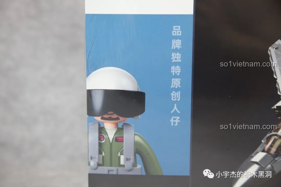 Minifigure phi công độc đáo của Sluban J-20 M38-B1187 Tiêm Kích Tàng Hình, với mũ bảo hiểm và kính râm, thể hiện phong cách riêng của hãng.