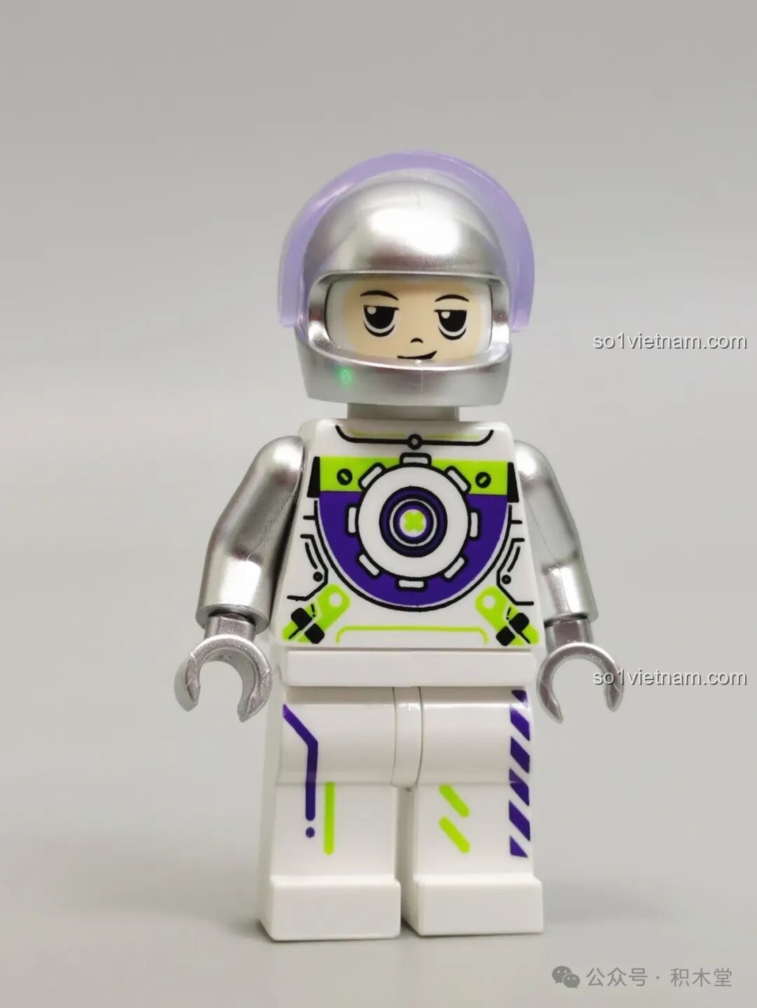 Cận cảnh minifigure phi hành gia mini đi kèm bộ lắp ráp TOP TOY TC1412, với bộ đồ màu trắng và bạc.