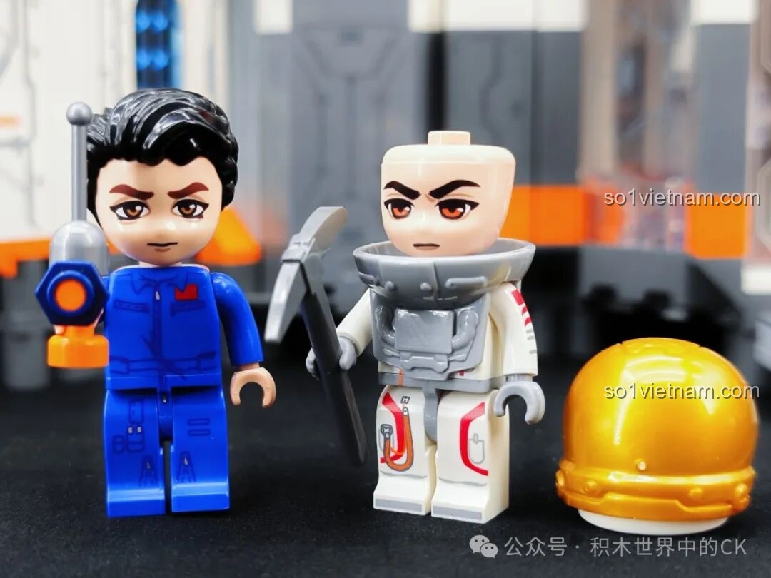 Minifigure phi hành gia trong bộ Keeppley K10235 có thể tháo rời mũ bảo hiểm, để lộ khuôn mặt bên trong.