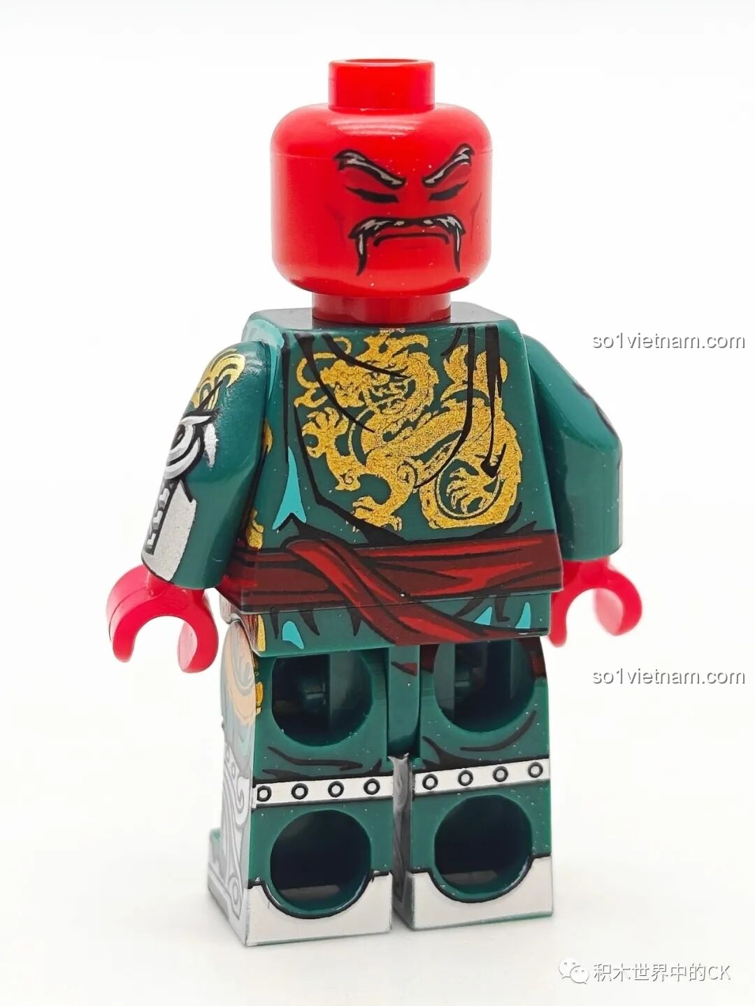 Minifigure Quan Vũ Kuzhao Studio 11775 từ góc nghiêng, khoe chi tiết giáp vai và áo choàng đỏ.