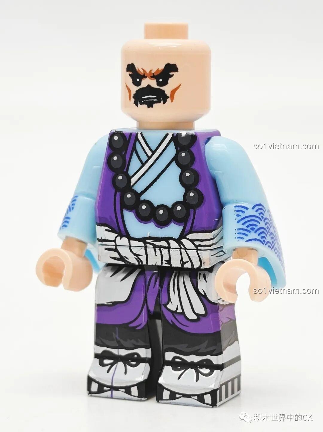 Minifigure Sa Tăng với trang phục màu tím và xanh, gương mặt nghiêm nghị và bộ râu đen.