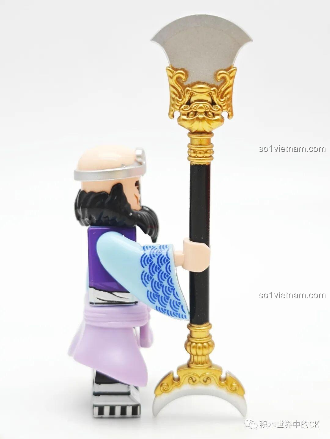 Góc bên của minifigure Sa Tăng, khoe chi tiết điêu khắc trên cây trượng yêu quái, đồ chơi lắp ráp Tây Du Ký.