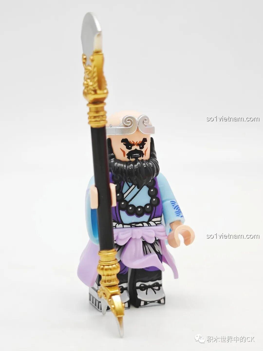 Góc nghiêng của minifigure Sa Tăng, cho thấy chi tiết của cây trượng và bộ râu, đồ chơi mô hình Chaoqiqu.
