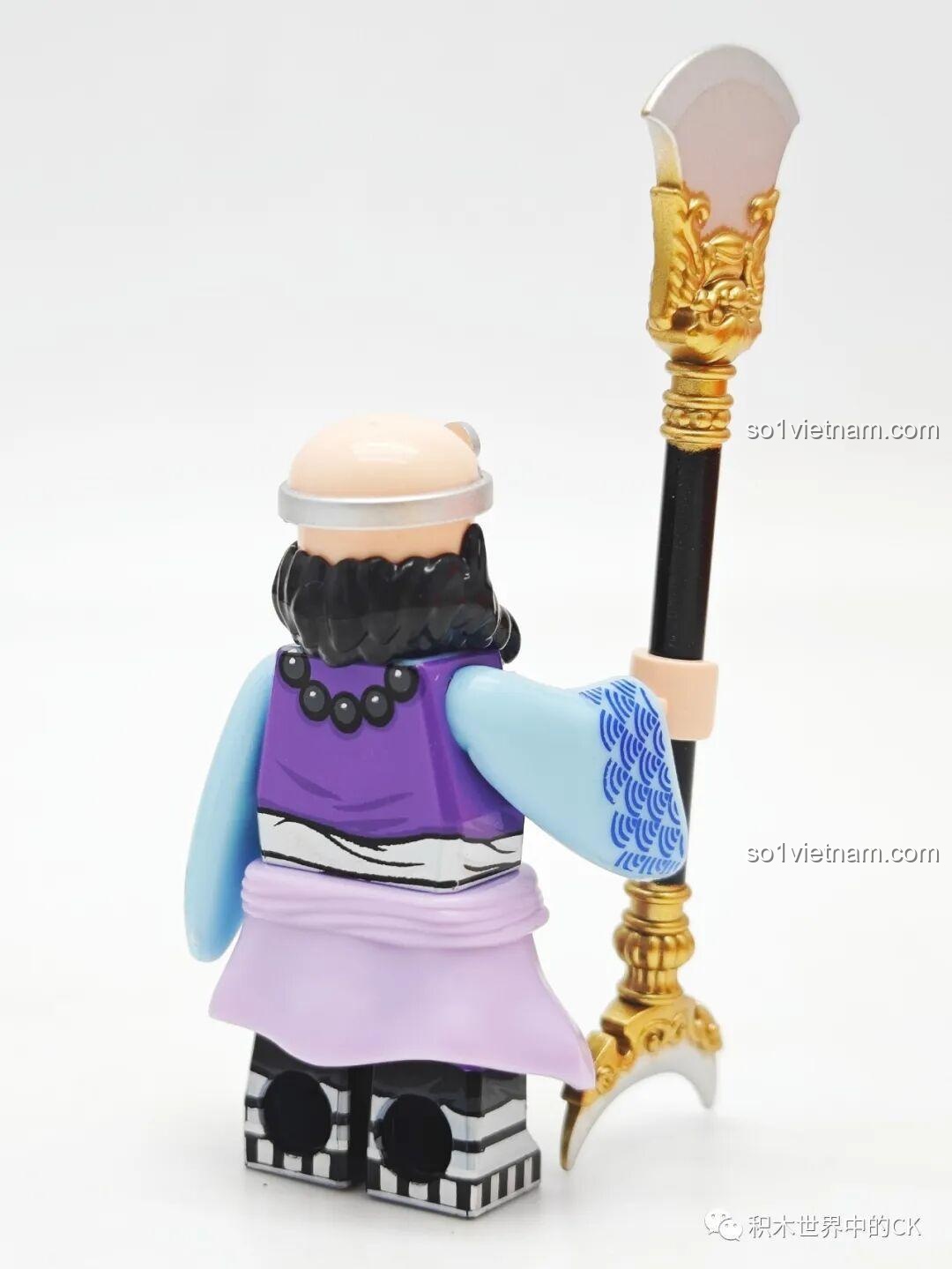 Góc nhìn từ phía sau của minifigure Sa Tăng hoàn chỉnh, đồ chơi lắp ráp Chaoqiqu cho bé trai 6 tuổi.