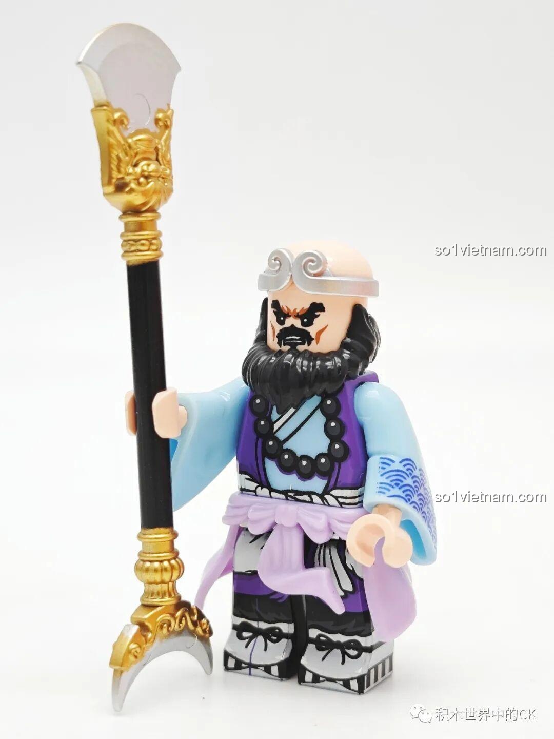 Minifigure Sa Tăng hoàn chỉnh với tóc, râu và vũ khí Nguyệt Nha Sạn, toát lên vẻ trầm tĩnh và mạnh mẽ.