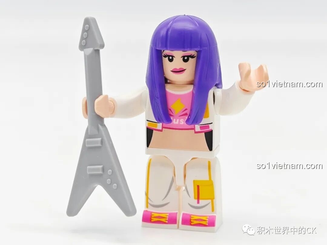 Cận cảnh minifigure nữ rocker trong bộ đồ chơi xây dựng Sân khấu nhạc hội di động Sembo 714508 với mái tóc tím cá tính.