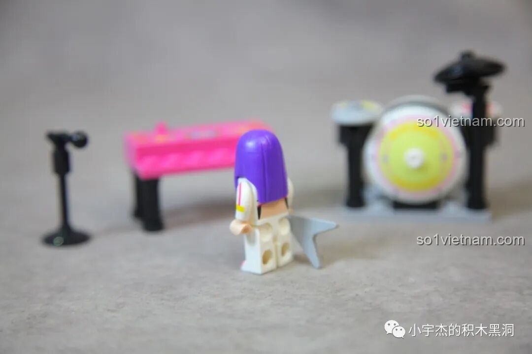 Mặt sau của minifigure nữ rocker Sembo 714508, cho thấy chi tiết in ở lưng và thiết kế của mái tóc tím.