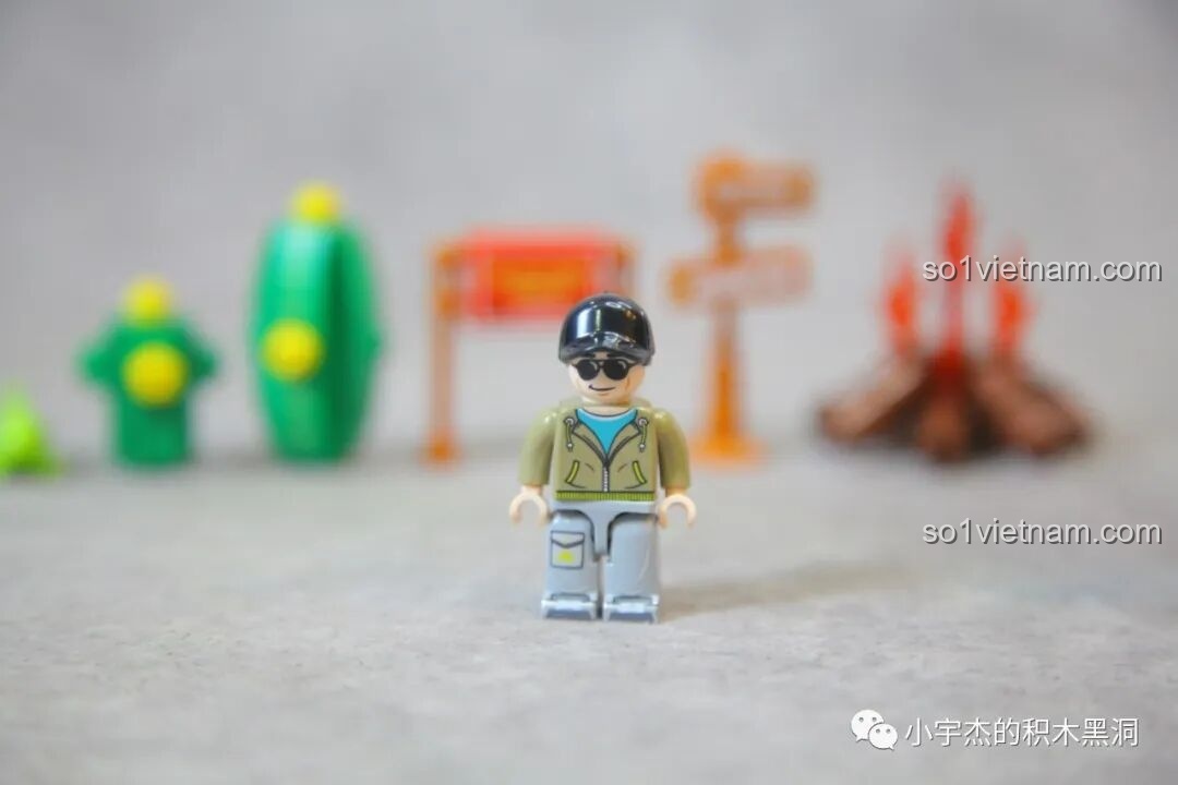 Minifigure Sembo 714509 có thể dạng chân ra một góc nhờ thiết kế khớp đặc biệt, tăng khả năng tạo dáng.