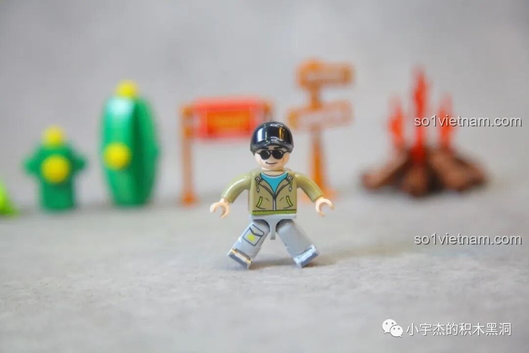 Minifigure phượt thủ Sembo 714509 có thể dang rộng hai chân nhờ thiết kế khớp nối đặc biệt.