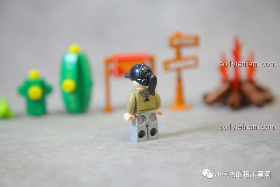 Mặt sau của minifigure Sembo 714509 với chi tiết in trên lưng áo và tóc đuôi ngựa.