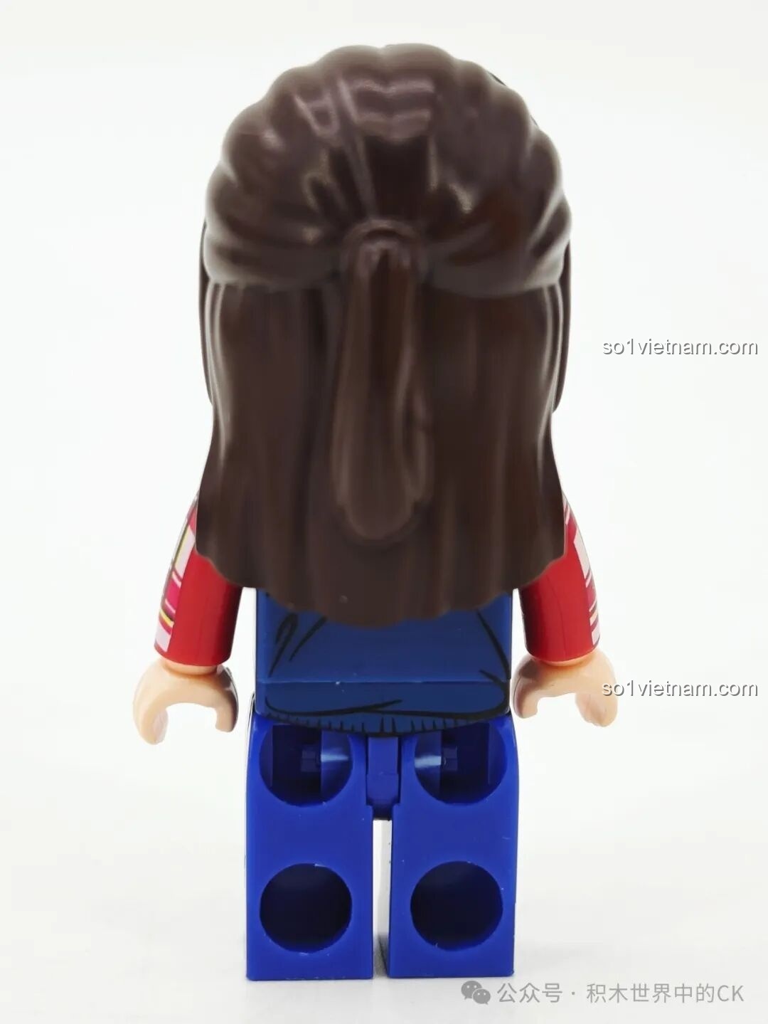 Cận cảnh mặt sau minifigure Sung Bo-ra, cho thấy chi tiết mái tóc được buộc nửa đầu và họa tiết trên áo.
