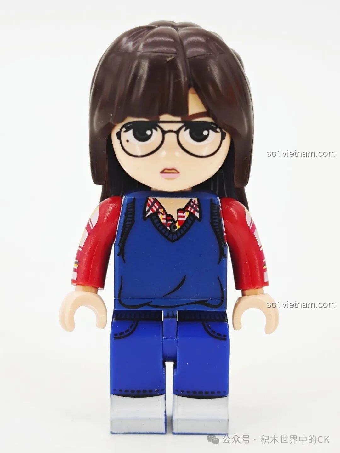 Cận cảnh mặt trước minifigure Sung Bo-ra với cặp kính, áo gile và biểu cảm nghiêm nghị, tái hiện đúng thần thái nhân vật.