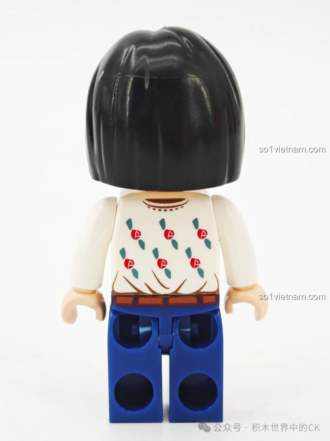 Cận cảnh mặt sau của minifigure Sung Deok-sun, cho thấy chi tiết in trên lưng áo và tạo hình mái tóc nấm.