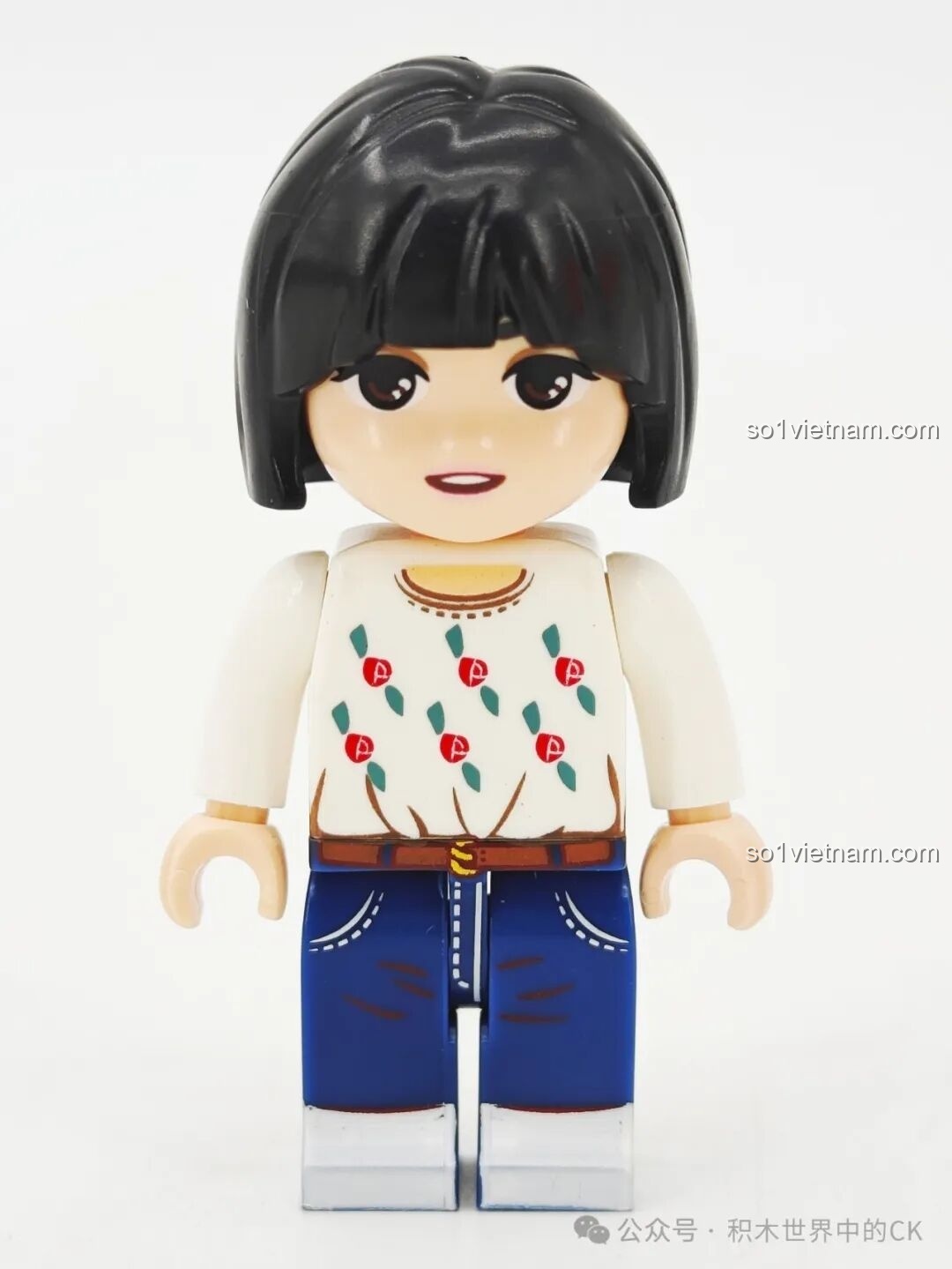 Cận cảnh mặt trước của minifigure Sung Deok-sun với mái tóc nấm và chiếc áo hoa văn đặc trưng, rất giống trong phim.