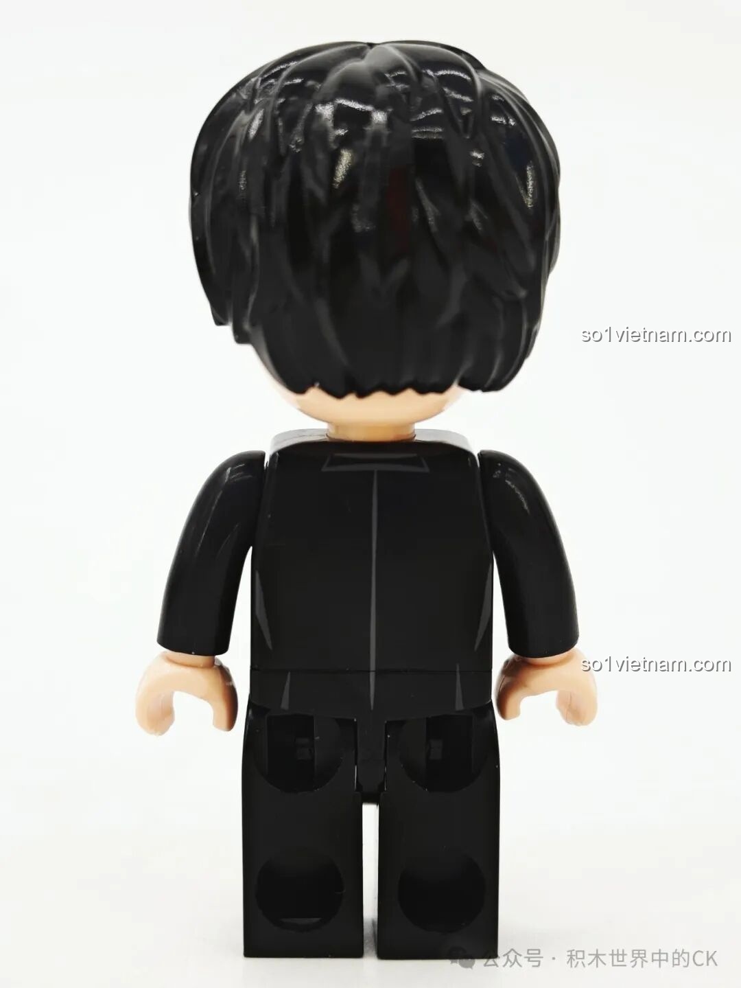 Cận cảnh mặt sau minifigure Sung Dong-il, thiết kế đơn giản với bộ vest đen, thể hiện sự chững chạc của người cha.