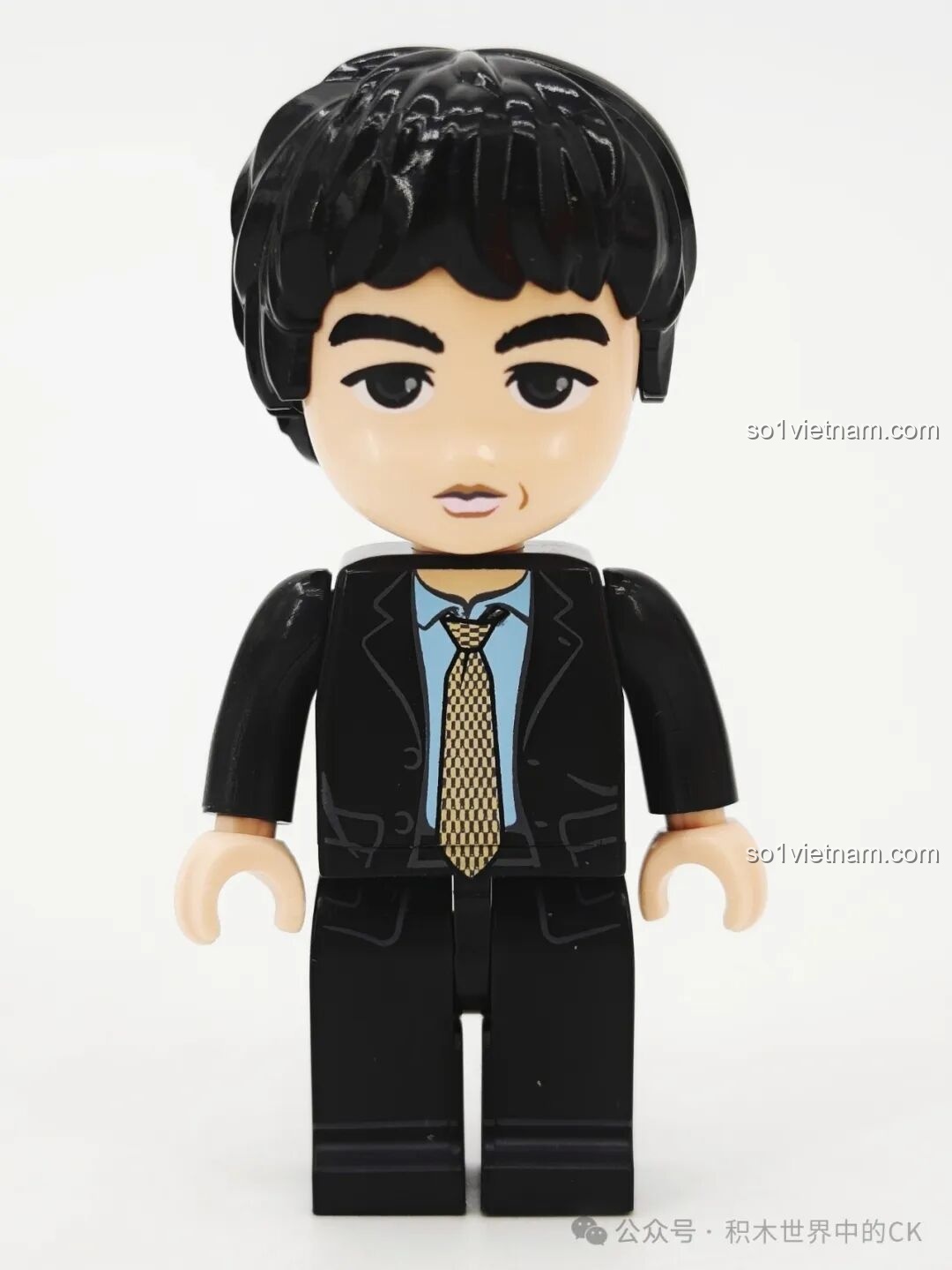 Cận cảnh mặt trước minifigure Sung Dong-il, người bố của gia đình, trong bộ vest và cà vạt, biểu cảm nghiêm túc.