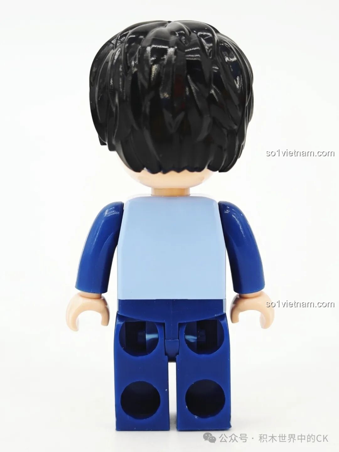 Cận cảnh mặt sau của minifigure Sung No-eul, thiết kế đơn giản nhưng vẫn thể hiện được phong cách của nhân vật.
