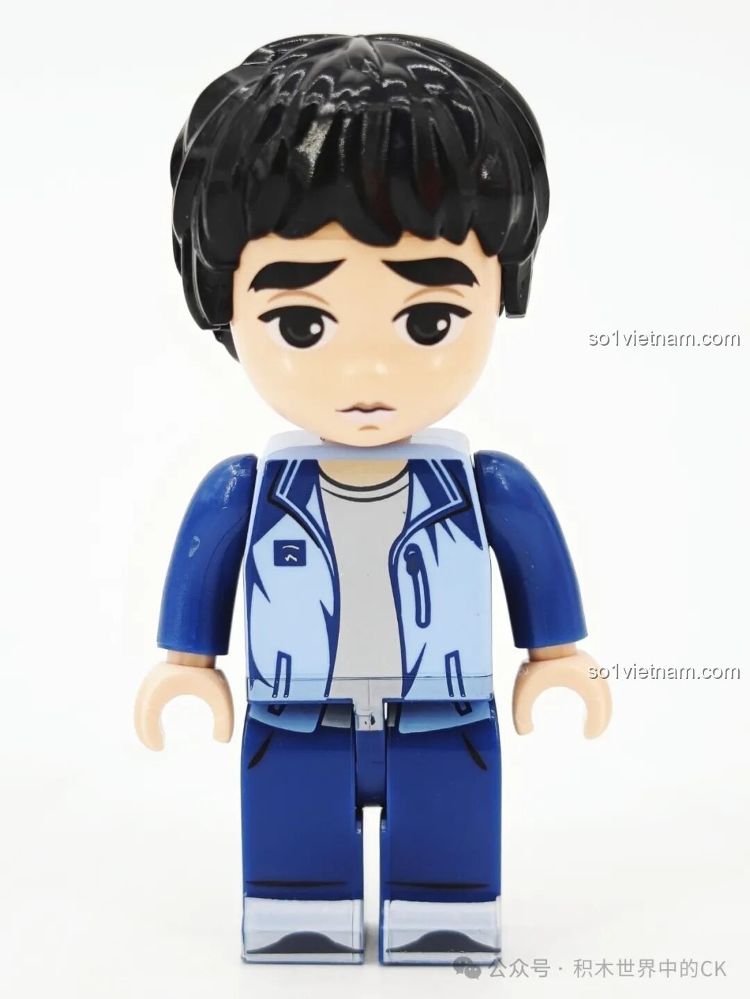 Cận cảnh mặt trước minifigure Sung No-eul, cậu em út của gia đình Sung, với biểu cảm hiền lành và có phần cam chịu.
