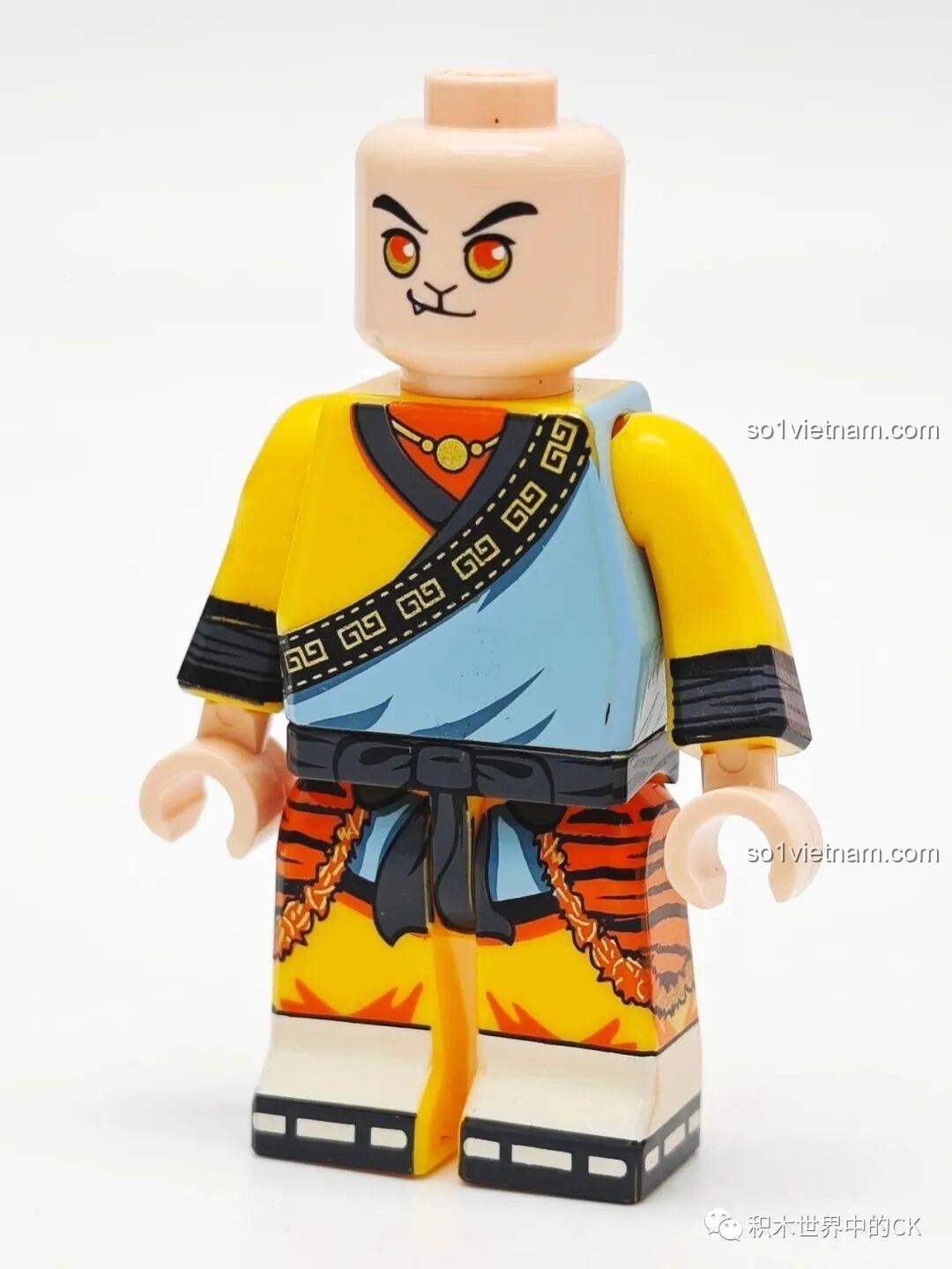 Minifigure Tôn Ngộ Không với trang phục áo da hổ quen thuộc khi đi thỉnh kinh, các chi tiết in rất sắc nét.