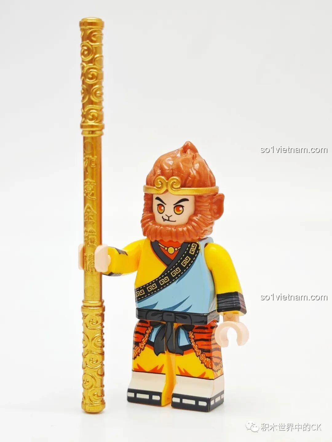 Minifigure Tôn Ngộ Không áo da hổ hoàn chỉnh với vòng kim cô và gậy Như Ý, trông rất lanh lợi.