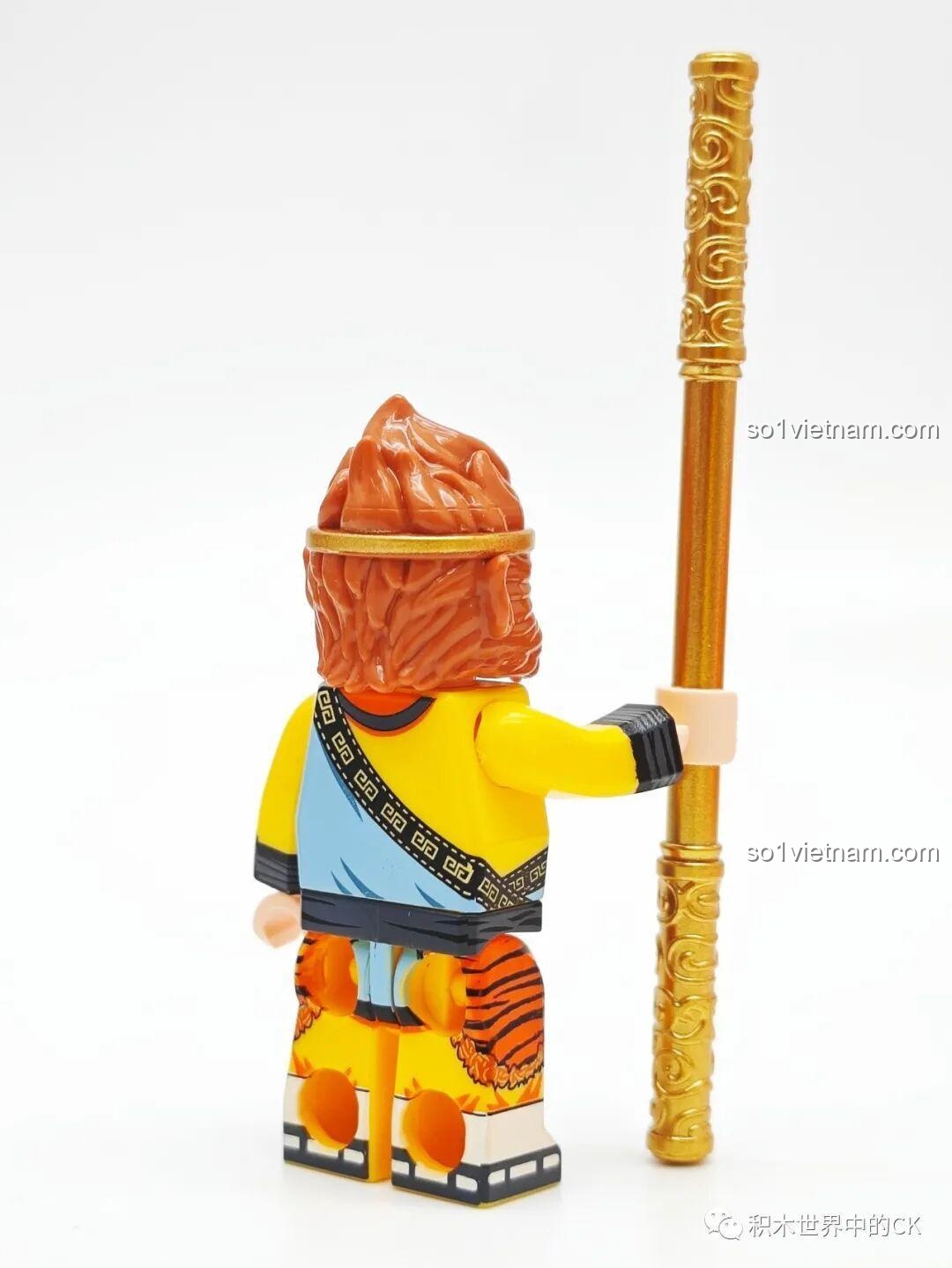Góc nhìn từ phía sau của minifigure Tôn Ngộ Không áo da hổ, cho thấy chi tiết tóc và gậy Như Ý.