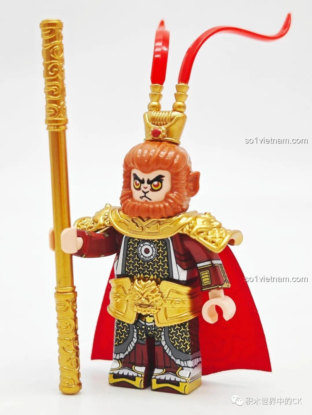 Minifigure Tôn Ngộ Không cầm gậy Như Ý, sẵn sàng chiến đấu, một món đồ chơi mô hình Tôn Ngộ Không bị đè dưới núi.