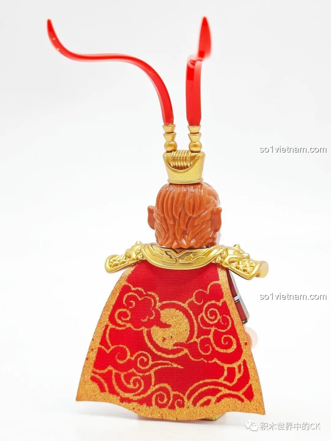 Chiếc áo choàng vải của minifigure Tôn Ngộ Không với họa tiết mây vàng tinh xảo, chi tiết chất lượng của bộ lắp ráp Chaoqiqu.