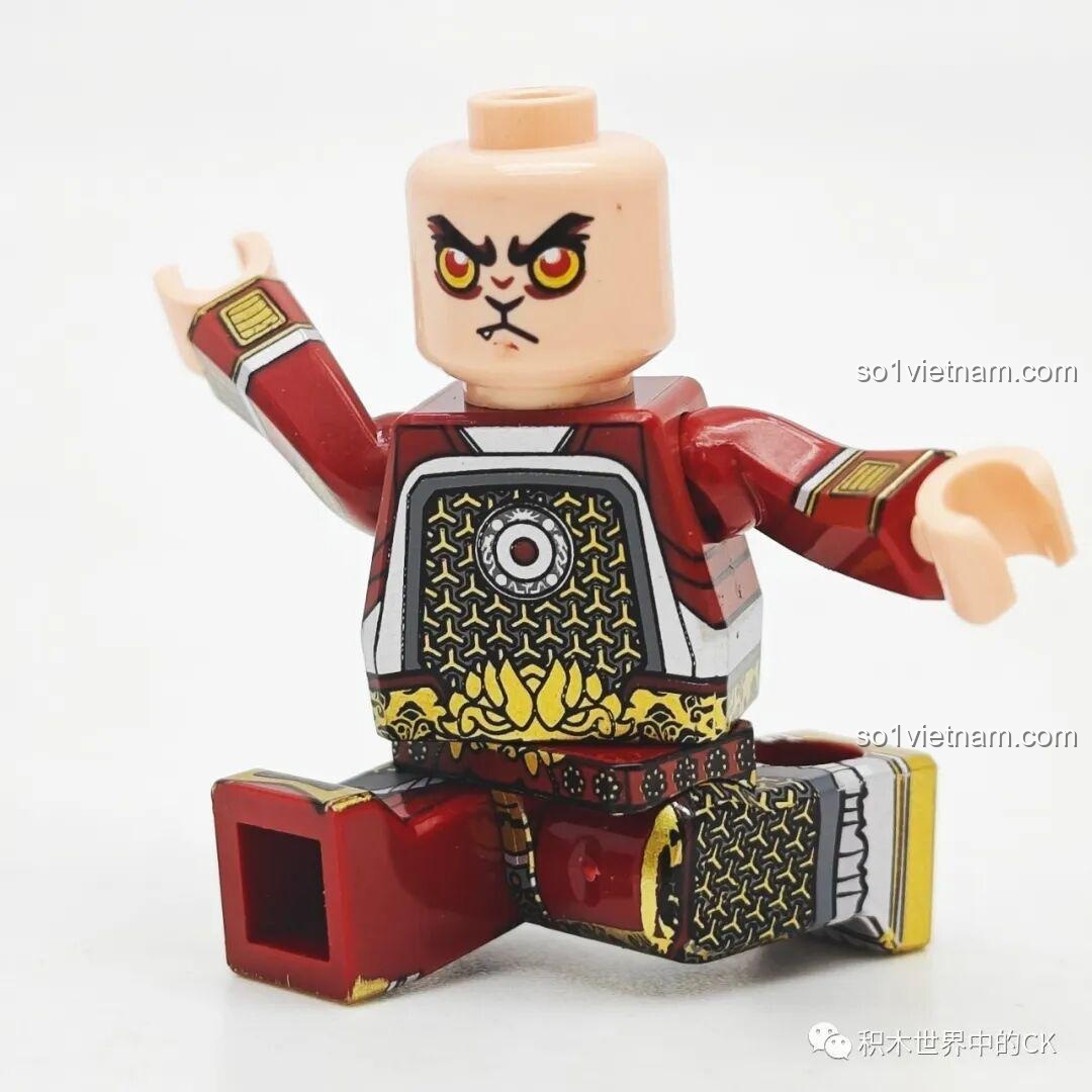 Minifigure Tôn Ngộ Không trong tư thế ngồi, các khớp nối linh hoạt, đồ chơi lắp ráp cho bé trai 6 tuổi.