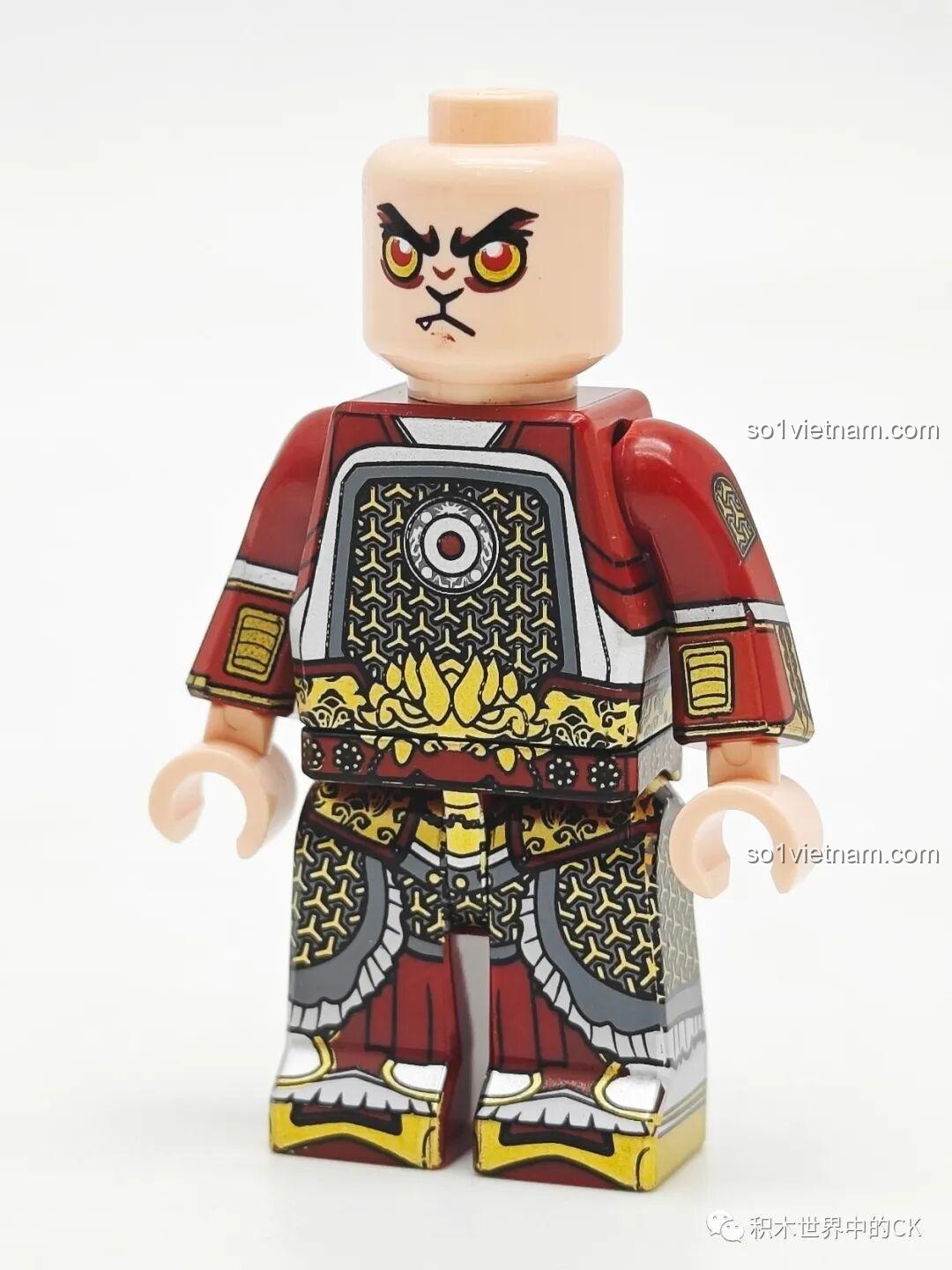 Minifigure Tôn Ngộ Không với phần thân và chân được in hoa văn sắc nét trước khi lắp phụ kiện giáp.