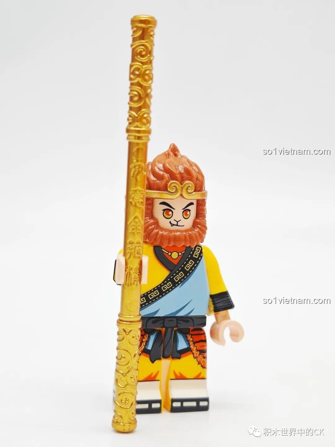 Góc nghiêng của minifigure Tôn Ngộ Không, cho thấy biểu cảm lanh lợi, đồ chơi mô hình Chaoqiqu.