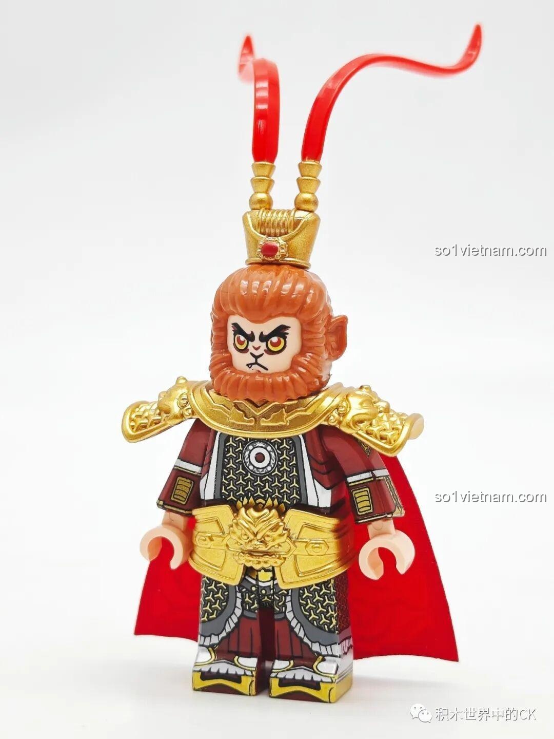 Minifigure Tôn Ngộ Không sau khi đã lắp đầy đủ giáp, mũ và lông vũ, trông rất oai vệ và mạnh mẽ.