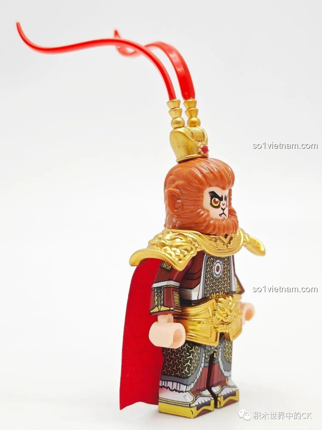 Góc nhìn nghiêng của minifigure Tôn Ngộ Không, khoe trọn bộ giáp vàng và mũ phượng hoàng đặc trưng.