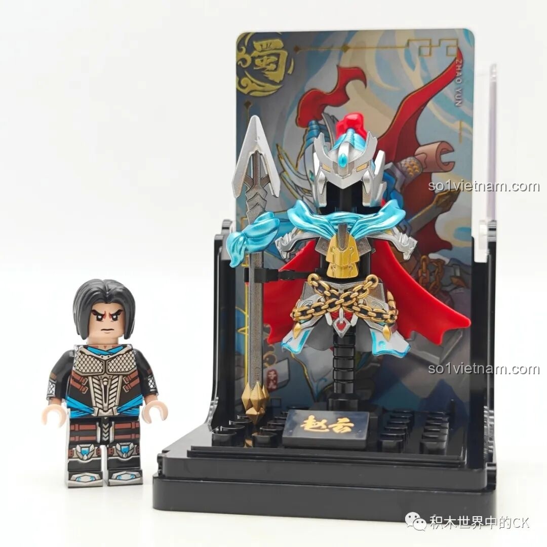 Minifigure Triệu Vân Kuzhao Studio 11773 đứng trên đế trưng bày có hình nền nhân vật và tên.