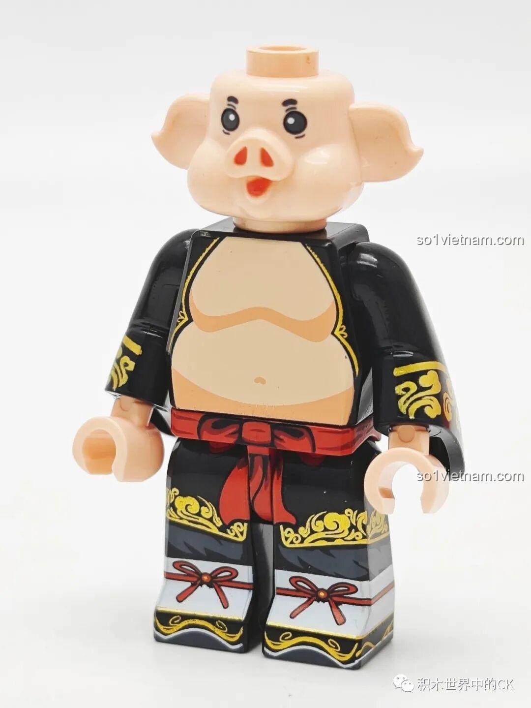 Minifigure Trư Bát Giới với chiếc bụng bự đặc trưng và trang phục được in chi tiết, thuộc bộ lắp ráp Tây Du Ký.