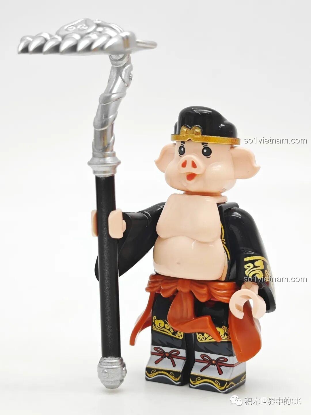 Minifigure Trư Bát Giới hoàn chỉnh với mũ và cây bồ cào chín răng, một nhân vật ngộ nghĩnh cho bé.