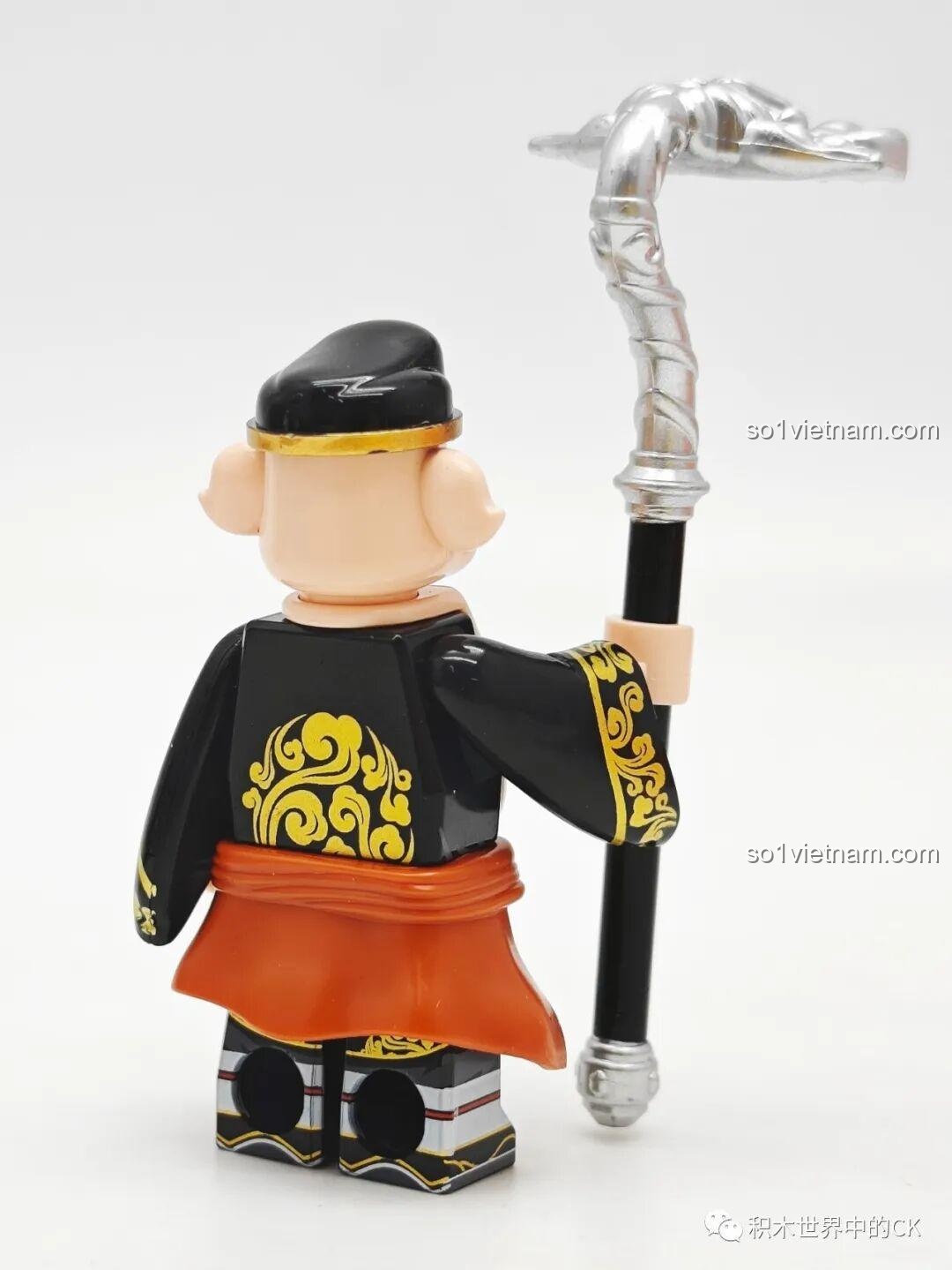 Góc nhìn từ phía sau của minifigure Trư Bát Giới hoàn chỉnh, cho thấy chi tiết mũ và lưng áo.