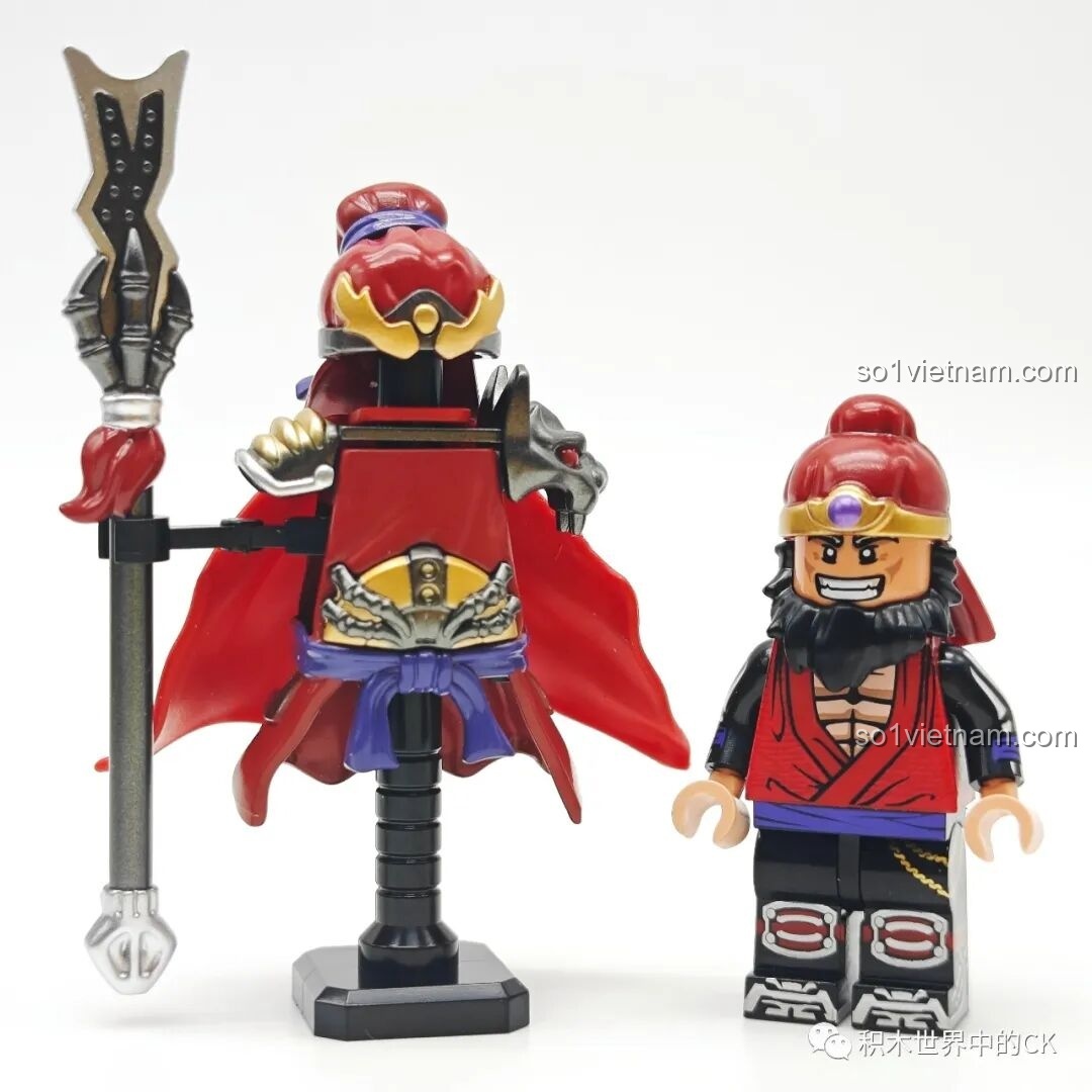 Minifigure Trương Phi đứng cạnh bộ giáp trụ và vũ khí Bát Xà Mâu của mình.