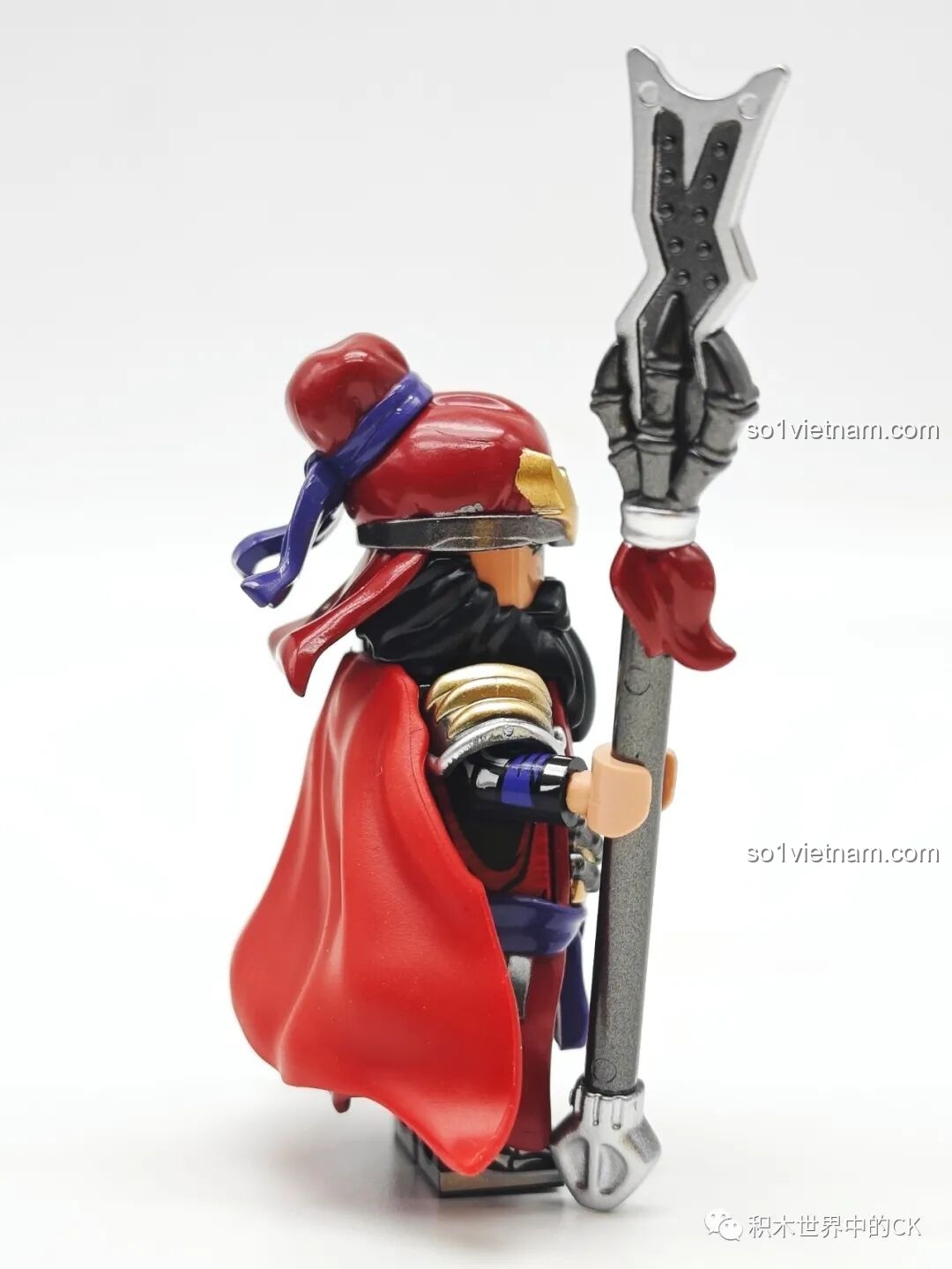 Minifigure Trương Phi trong tư thế cầm Bát Xà Mâu, sẵn sàng quét sạch mọi kẻ thù.